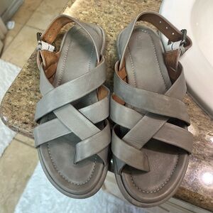 Frye Women’s Toe Strap Tait Softy Leather Sandal Size 6.5 Grey